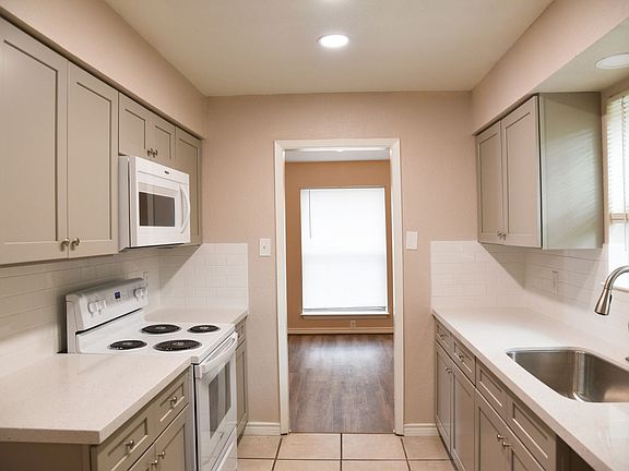 2nd image of 301 Amherst Ct
