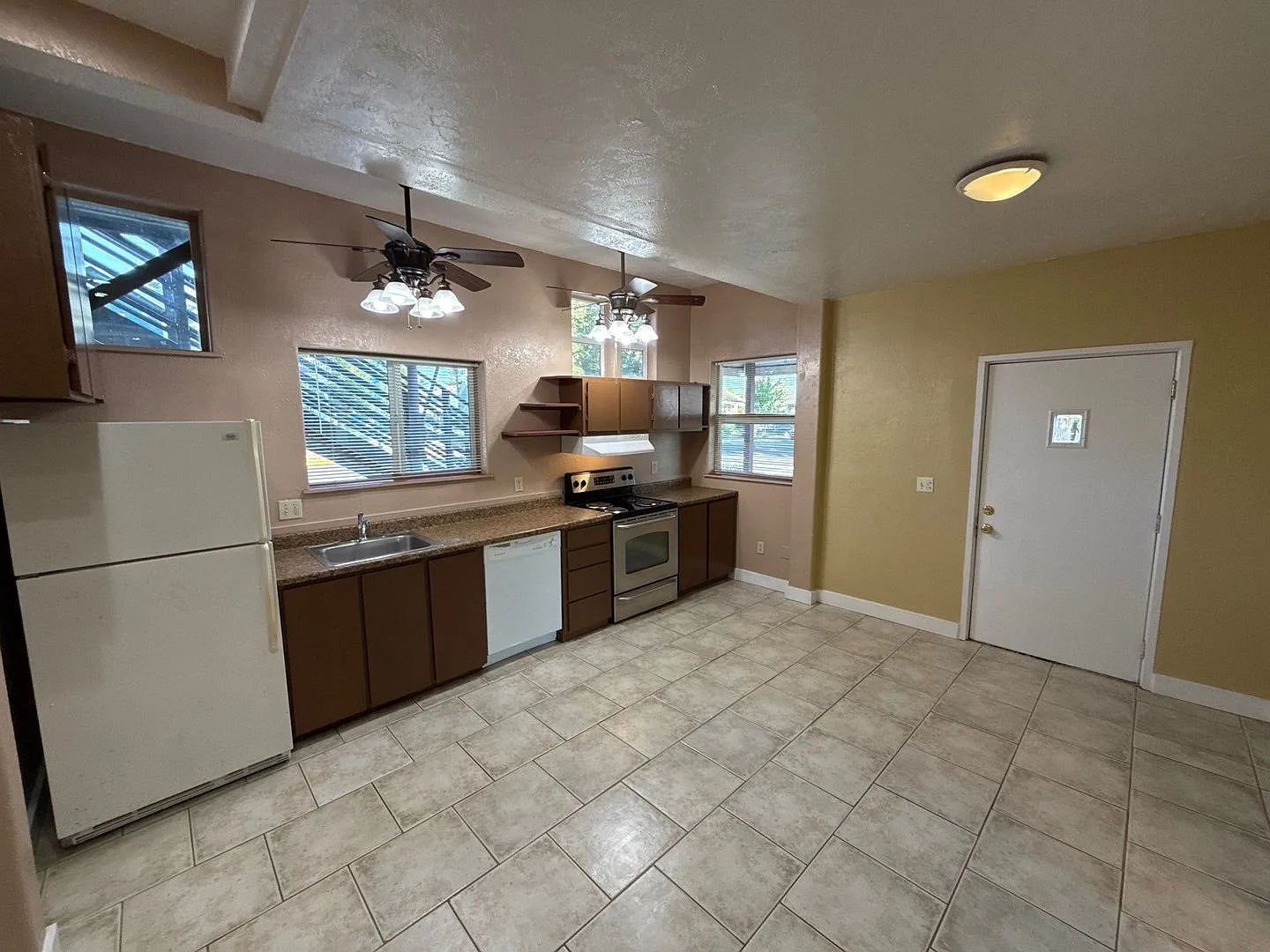 291 Clay St W — Photo 4