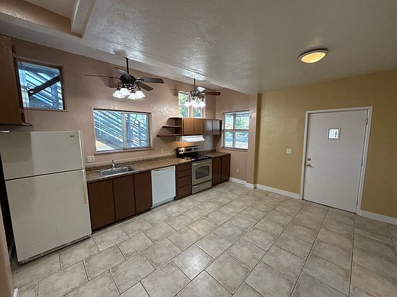 4th image of 291 Clay St W APT 1