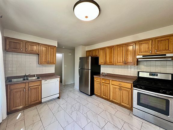 5th image of 5025 Suffield Ct #B