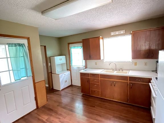 4th image of 1822 S Custer Ln