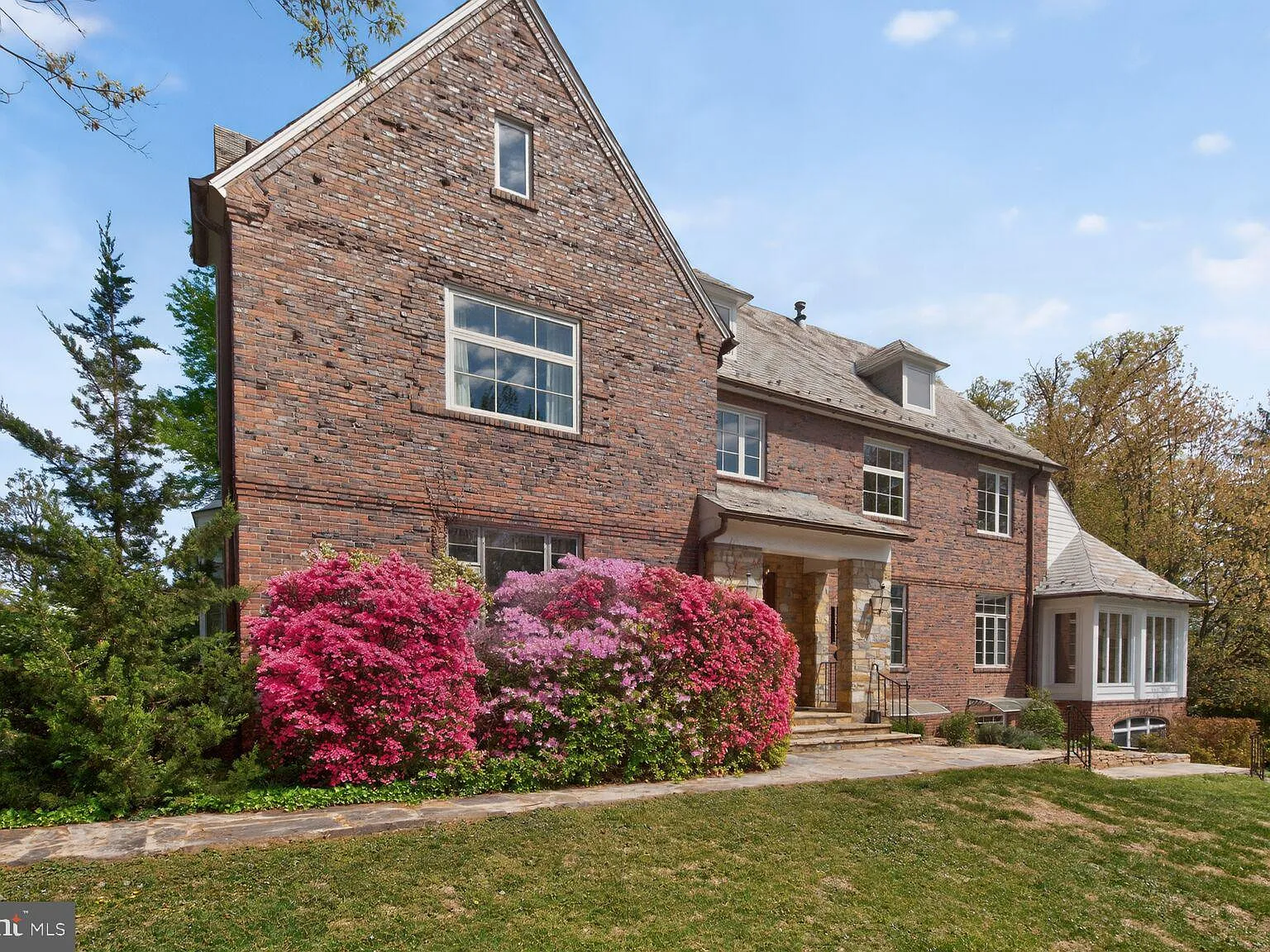 6 bed, 6.0 bath, 7885 sqft, $9,200 — Photo 2