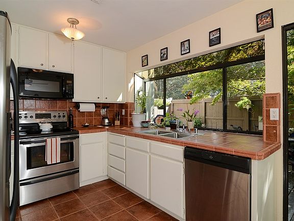 3rd image of 708 Elmhurst Cir