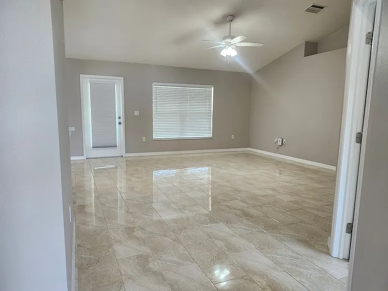 1713 SW 13th St — Photo 3