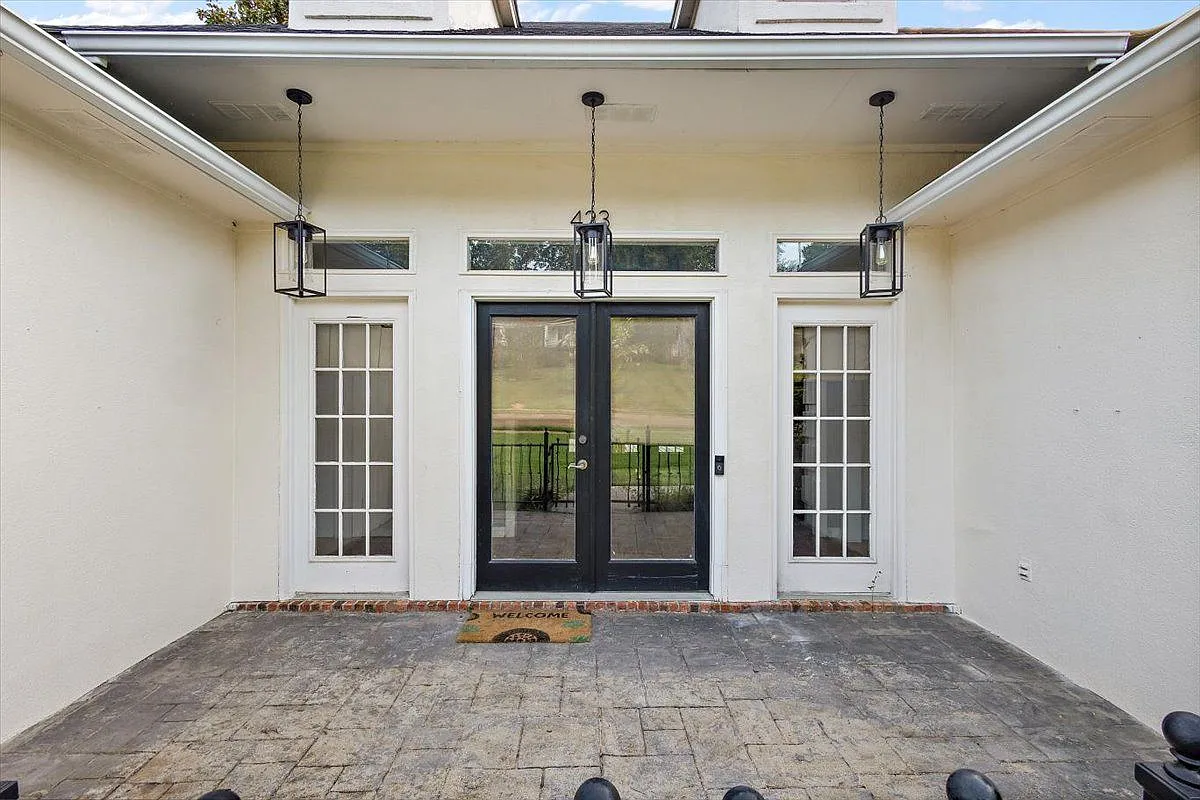 4 bed, 2.0 bath, 2477 sqft, $2,900 — Photo 1