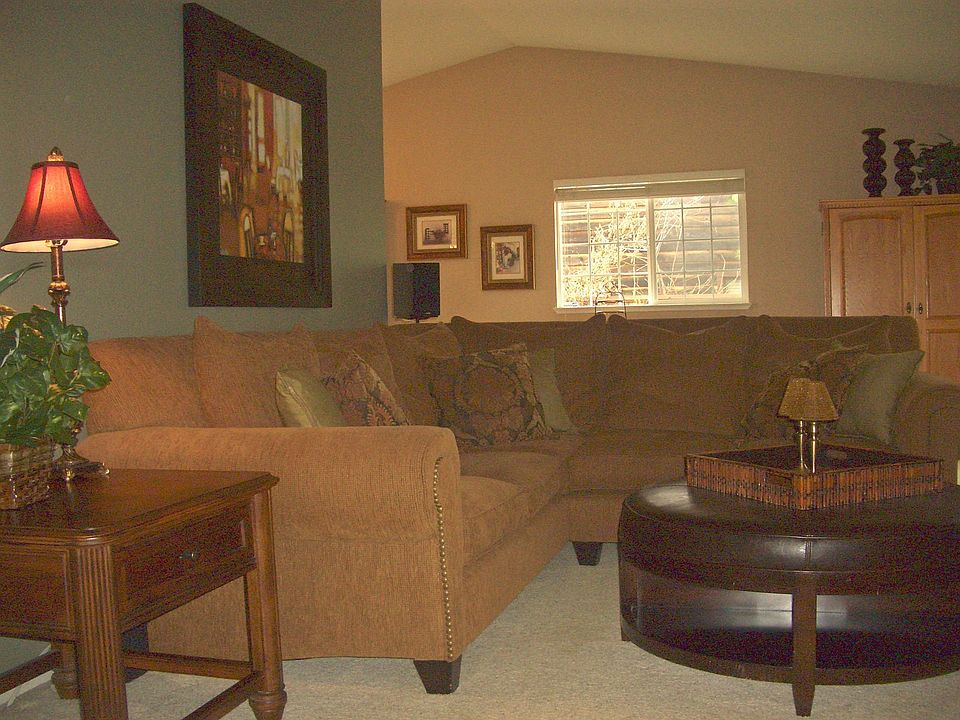 Tri-level, Spacious floorplan, New AC and Heat, Dual paned windows and more