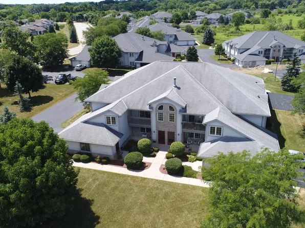 1043 Quinlan Dr, Pewaukee, WI 53072