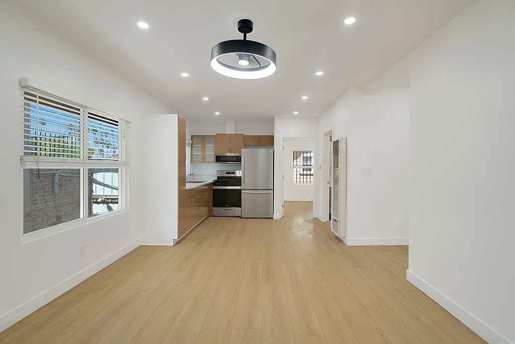 2 bed, 890 sqft, $2,100 — Photo 2