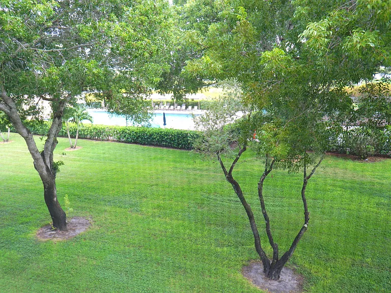 7286 Huntington Ln #306 — Photo 32