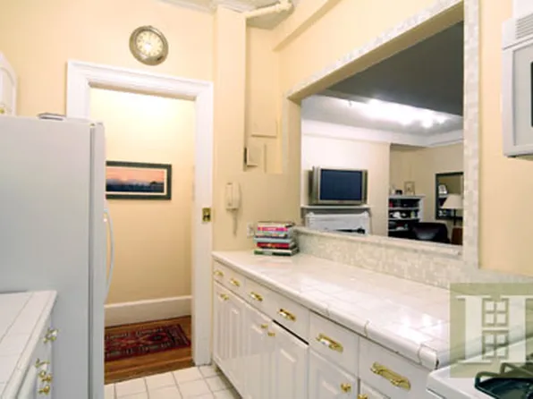 212 East 48th Street image 1 of 5