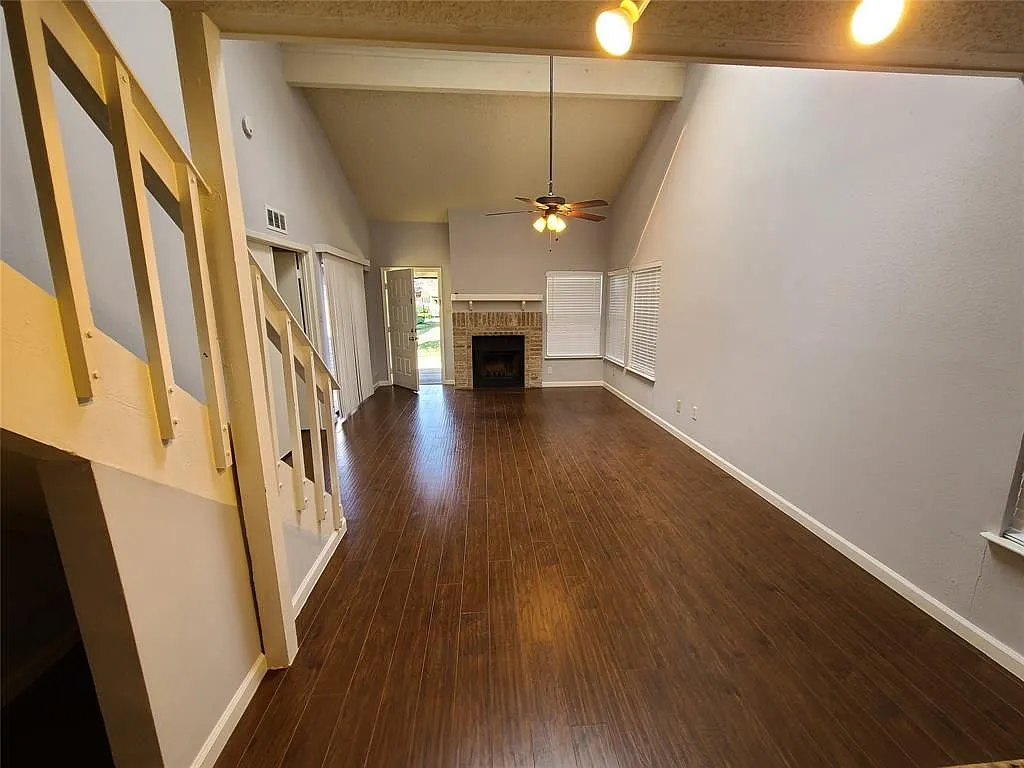 3 bed, 2.0 bath, 1283 sqft, $1,999 — Photo 3