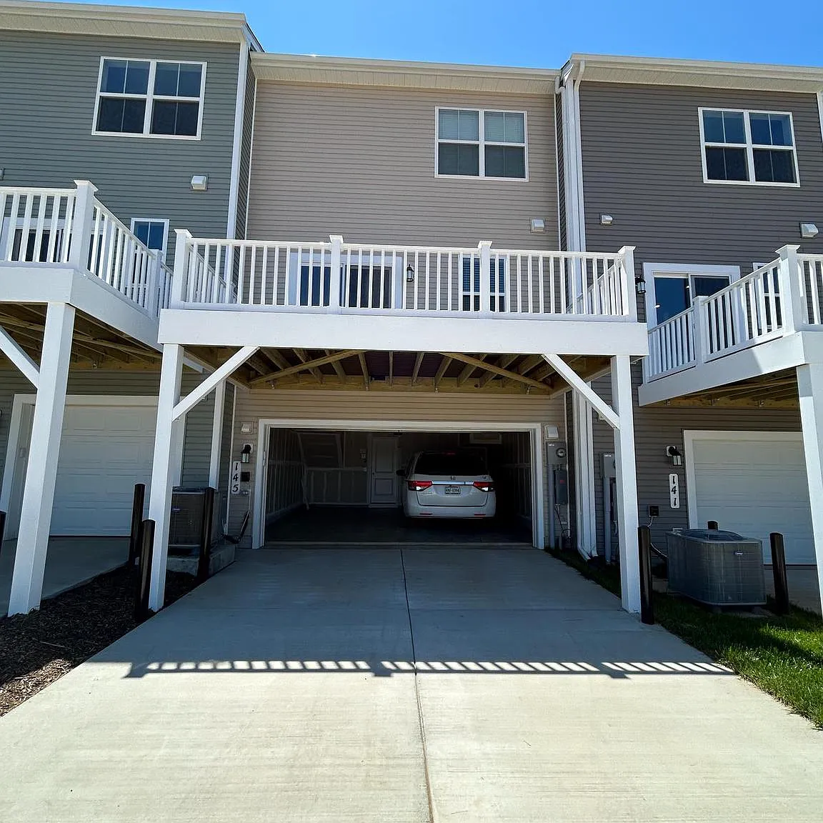 3 bed, 4.0 bath, 1726 sqft, $2,099 — Photo 2