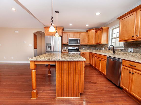 3rd image of 110 Allen Ct