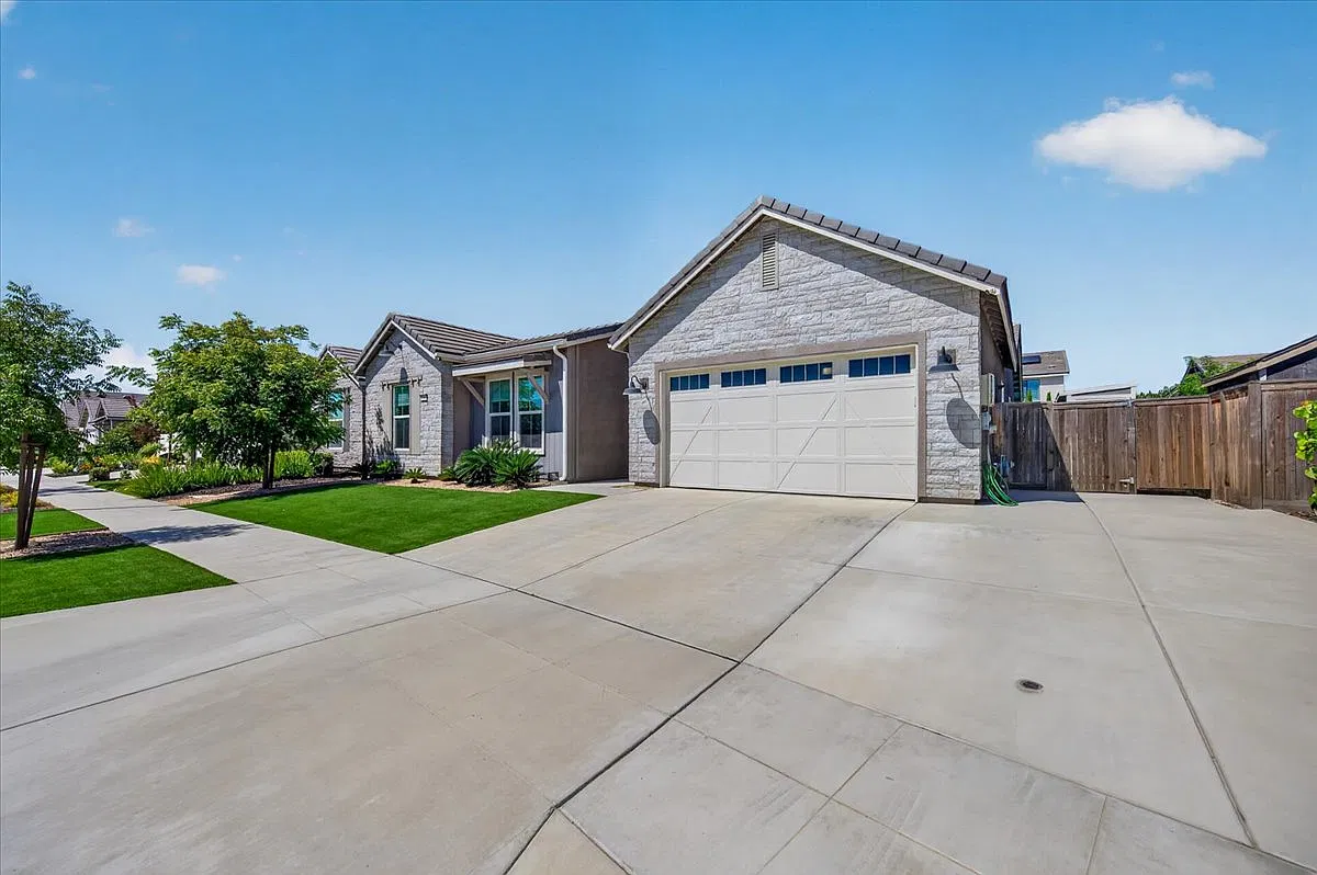 5 bed, 2580 sqft, $3,195 — Photo 4