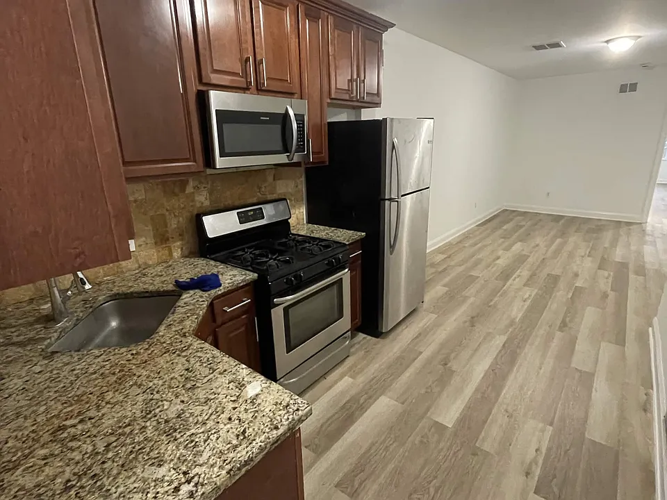 111 Hutton St #1L