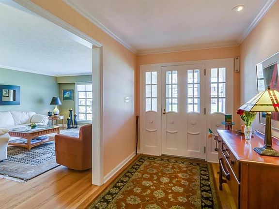3rd image of 108 S Twyckenham Dr