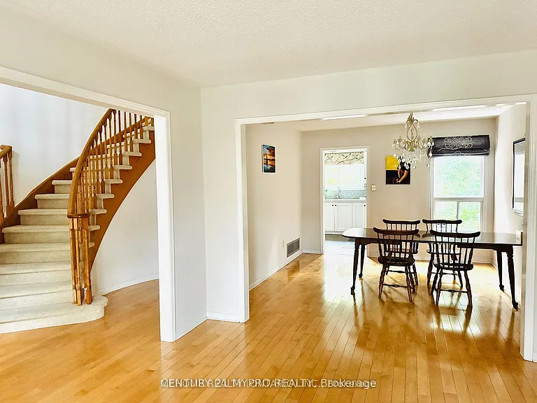 46 Cranleigh Dr — Photo 3