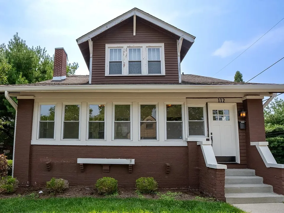112 E Cottage Grove Ave