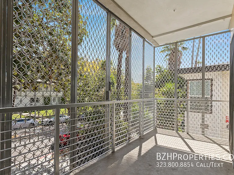 1223 N Hayworth Ave — Photo 6