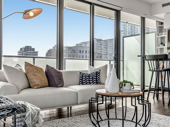 4th image of 185 Roehampton Ave #1210