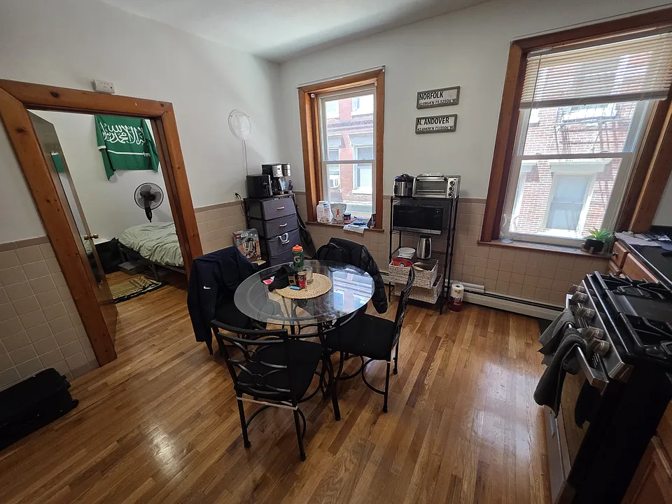 7 Margaret St #4