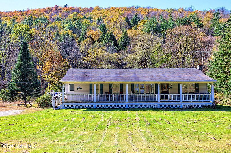 2nd image of 226 SE Hollow Road