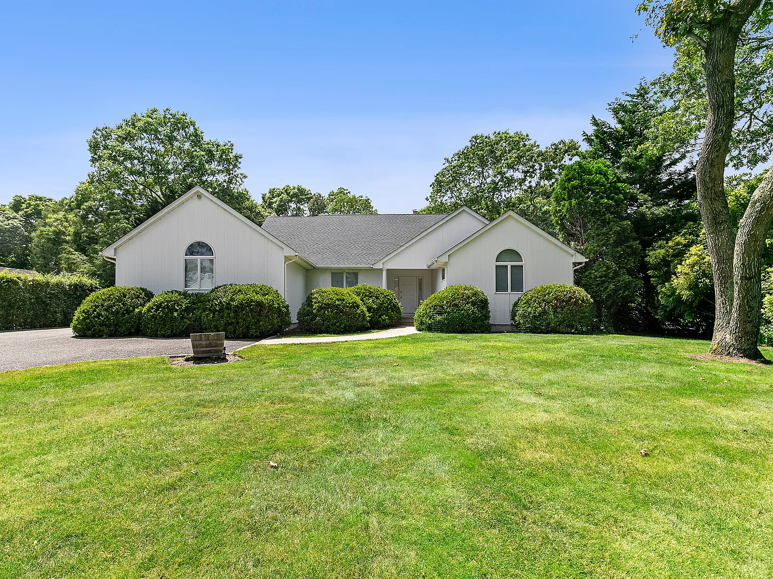 Westhampton Beach Contemporary With Pool - Exclusive Offering — Photo 2