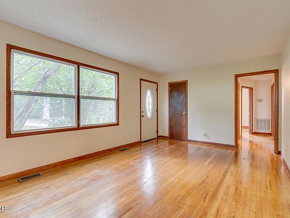 4th image of 1104 N Barton St
