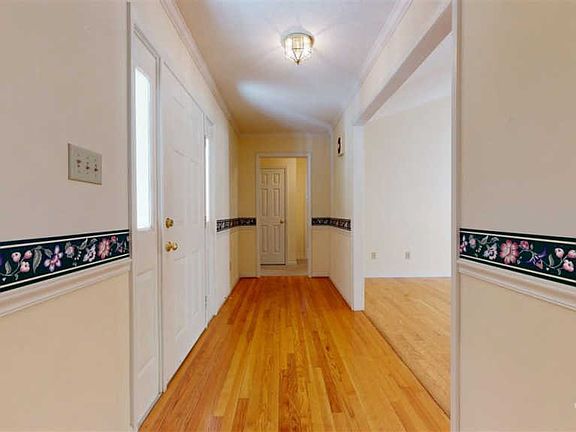 4th image of 419 Gentry Ln