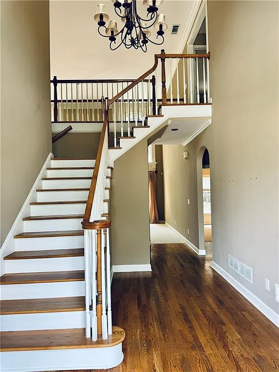 5 bed, 5.0 bath, 6081 sqft, $5,200 — Photo 2