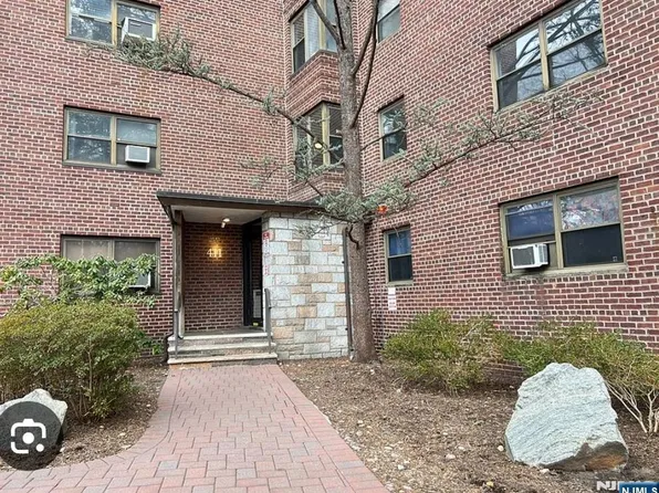 420 Park Pl APT 1A, Fort Lee, NJ 07024