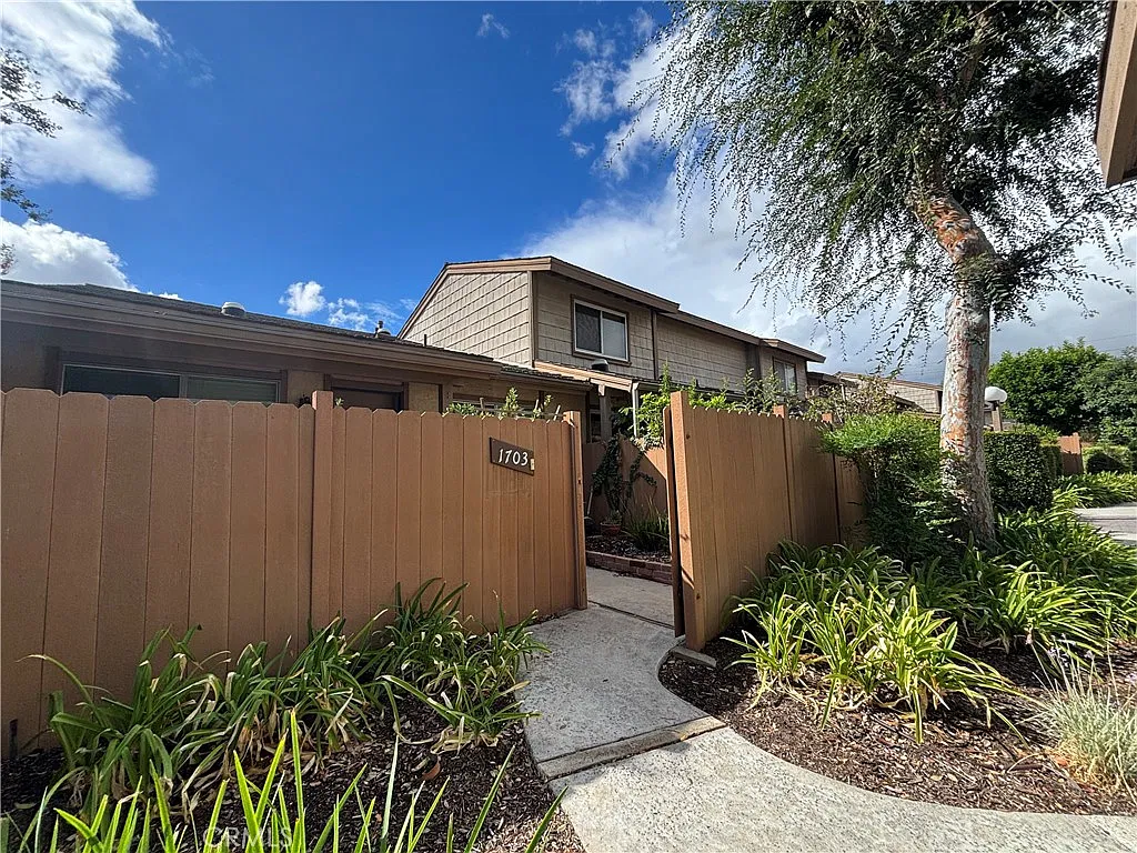 2 bed, 880 sqft, $3,100 — Photo 1