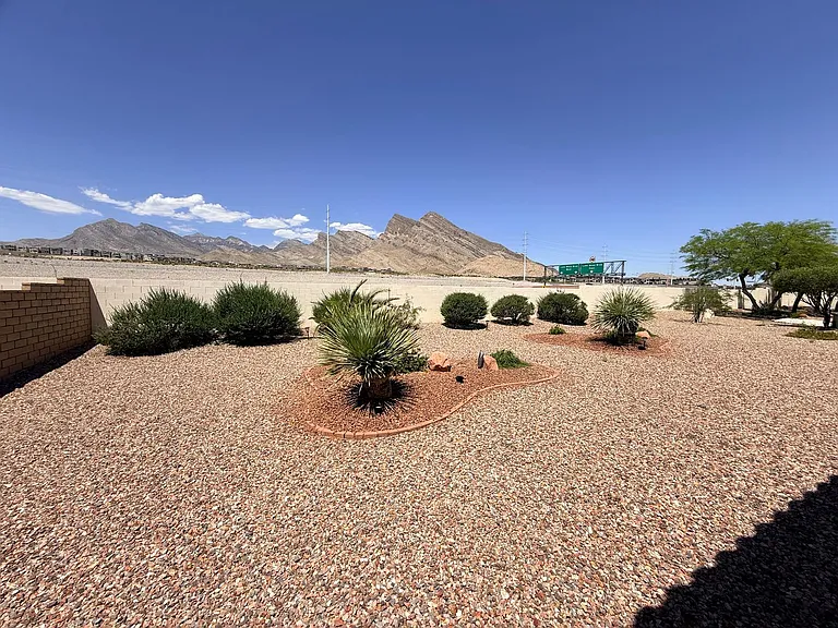 2337 Sun Cliffs St — Photo 3