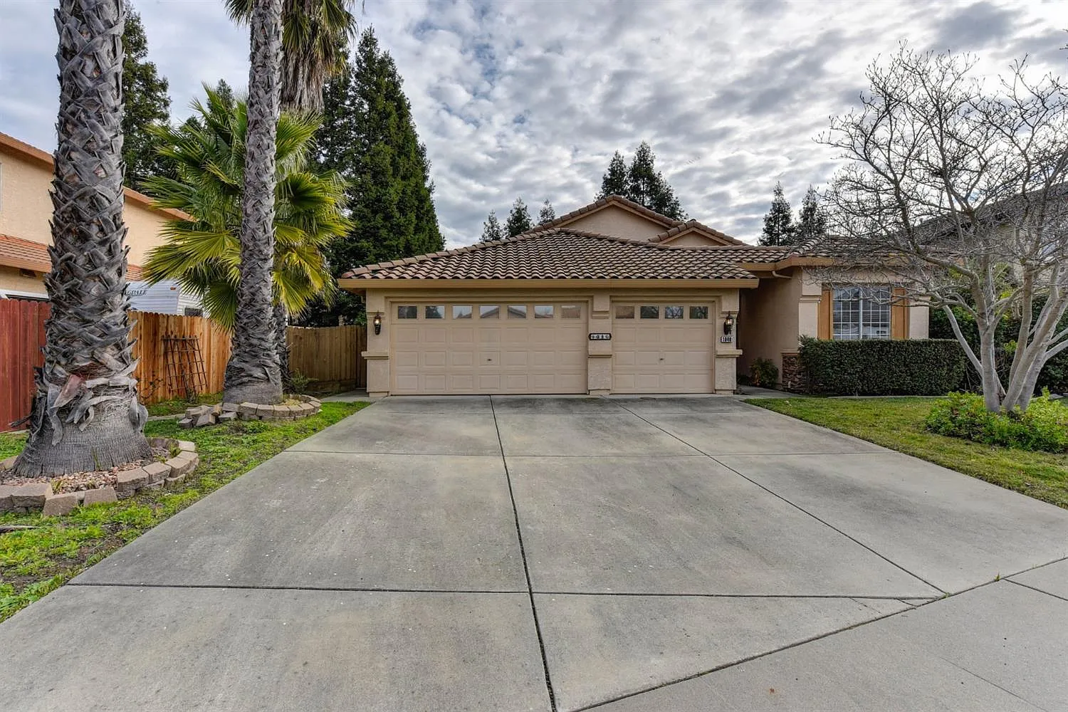 1040 Caswell Dr photo 1