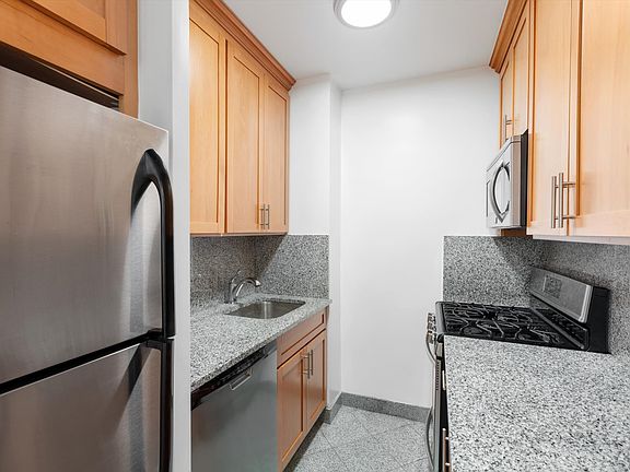 5th image of 301 E 22nd St APT 10L