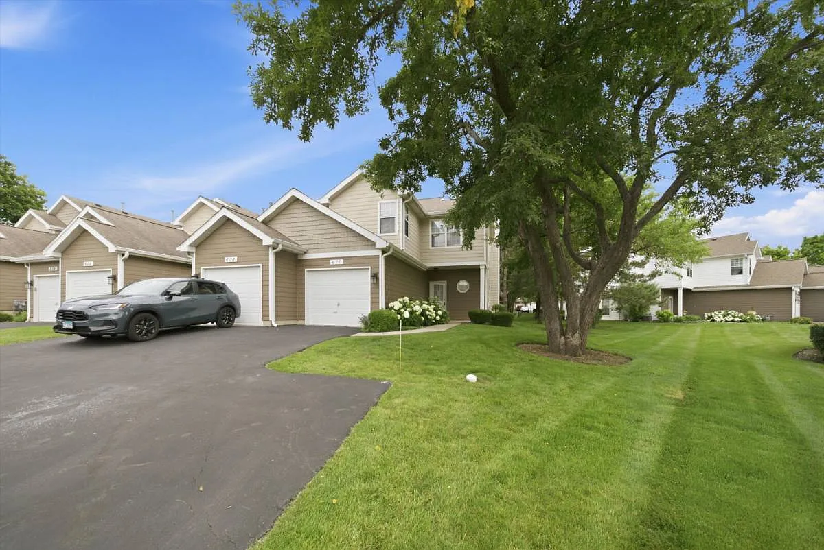 610 Woodhaven Dr in Mundelein, IL 60060 — Photo 1