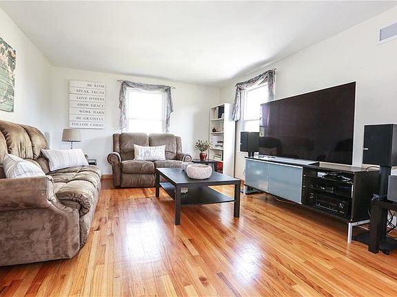 4th image of 28 Hickory Pond Dr