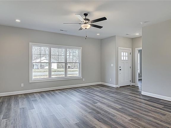 3rd image of 607 Crescent View Dr