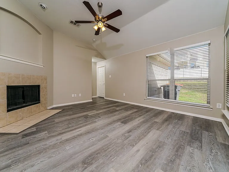 409 Creekview Dr — Photo 8