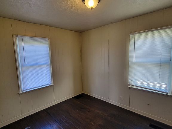 5th image of 410 Manhattan Ave
