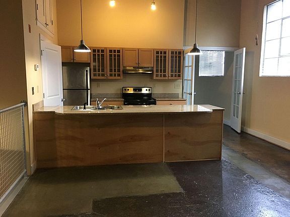 3rd image of 803 Hinton St