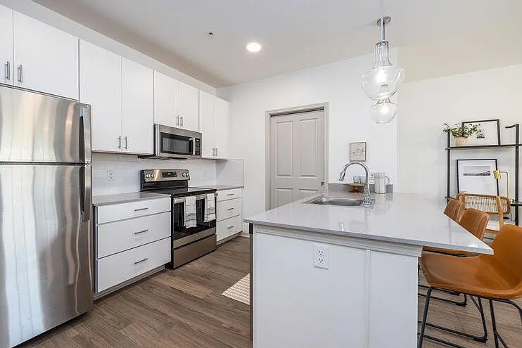 Edgewater Apartments and Townhomes — Photo 1