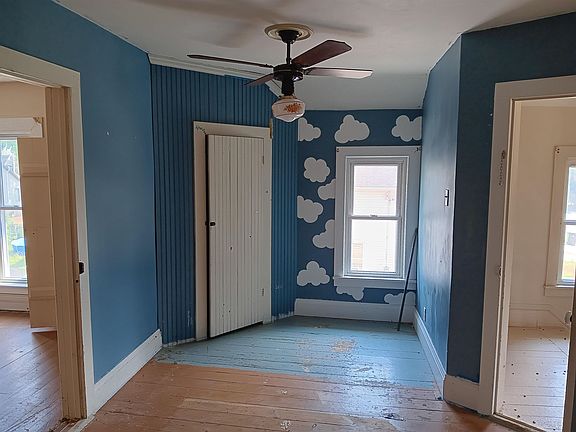 5th image of 212 Spring St