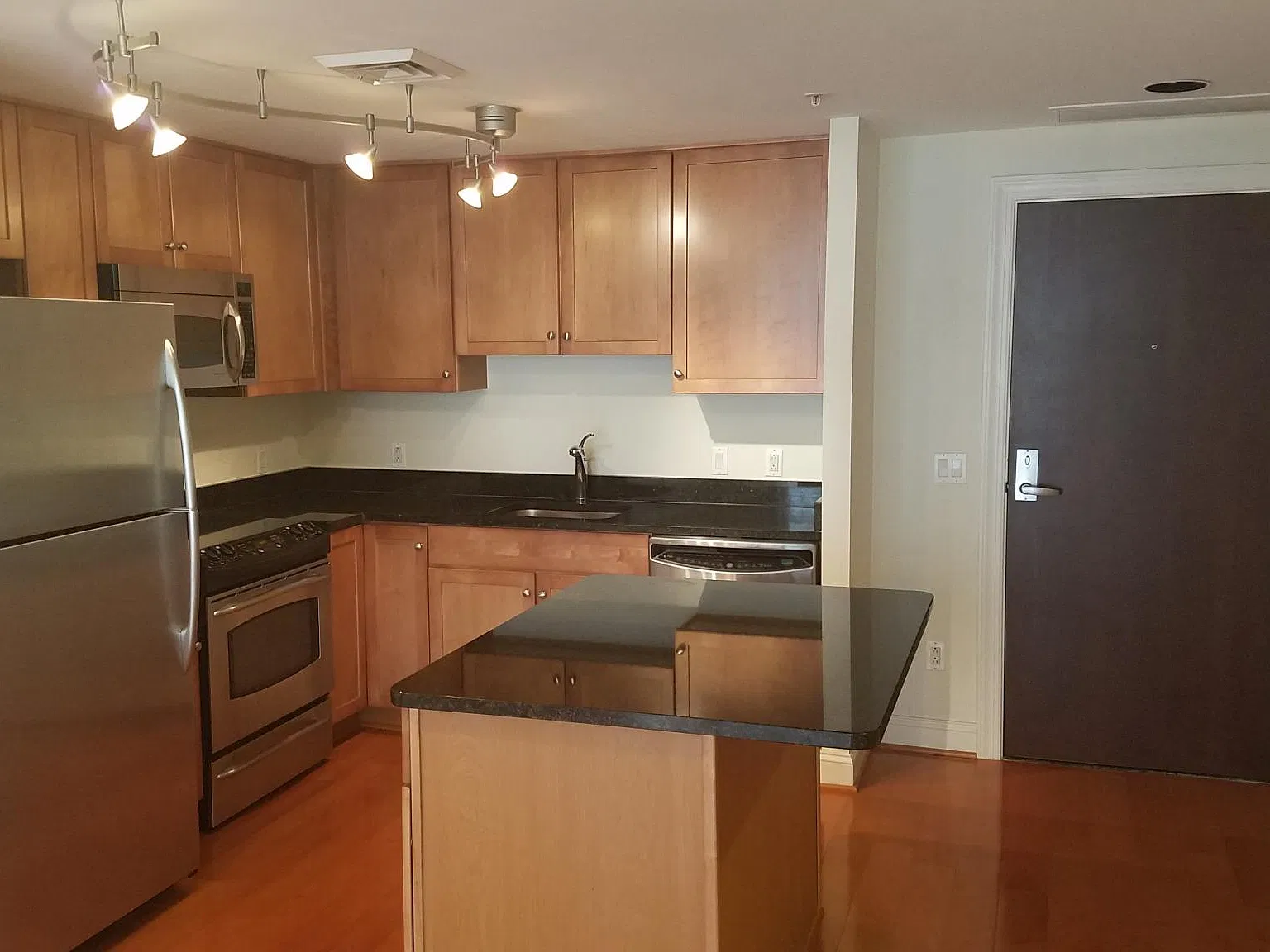 1 bed, 738 sqft, $2,500 — Photo 3