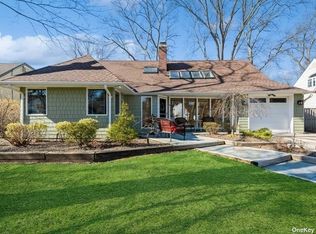 9 Copper Beach Pl, Merrick, NY 11566