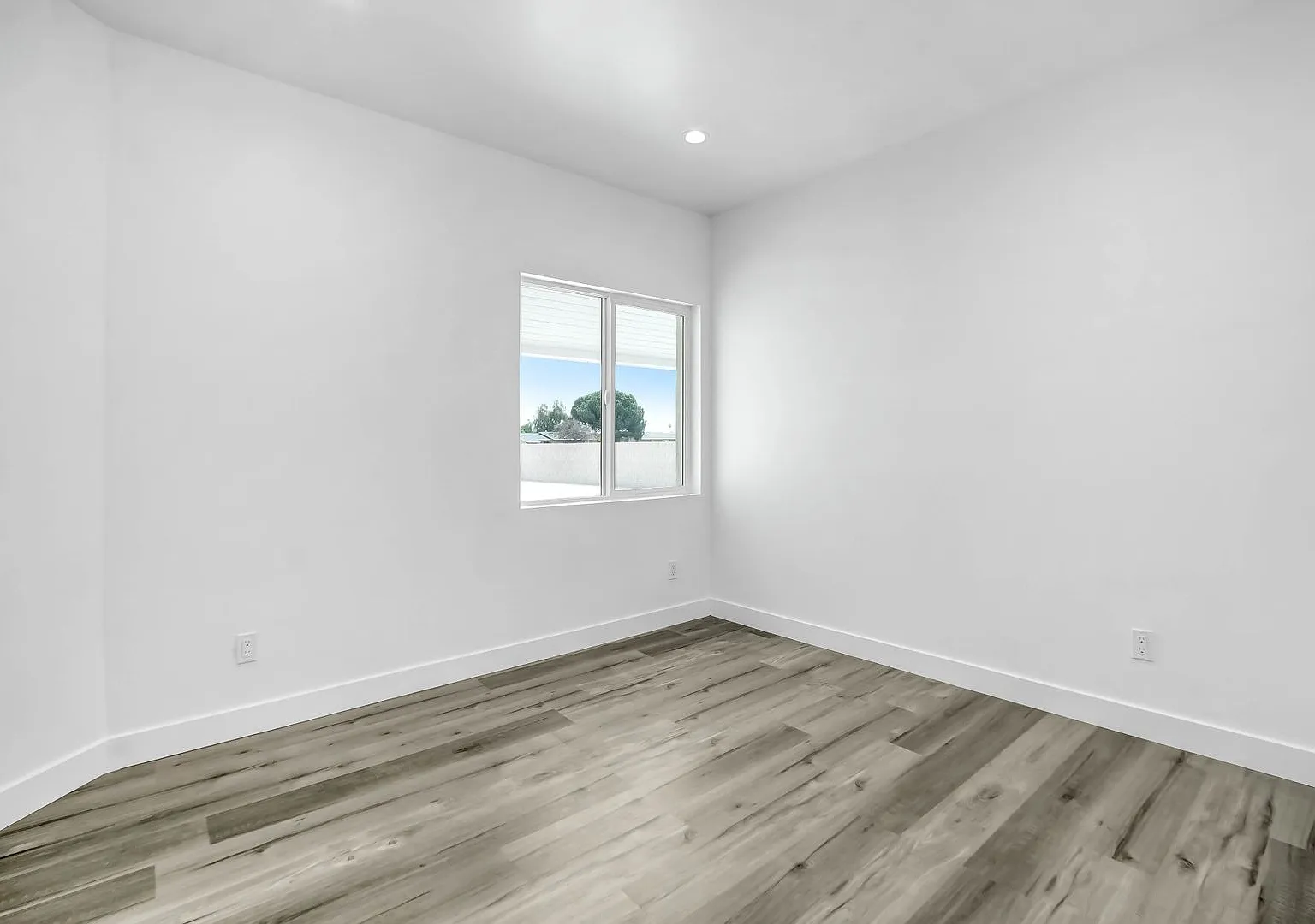2377 Del Rosa Ave — Photo 4