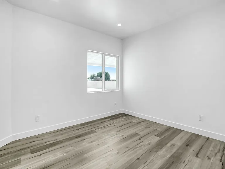2377 Del Rosa Ave — Photo 4
