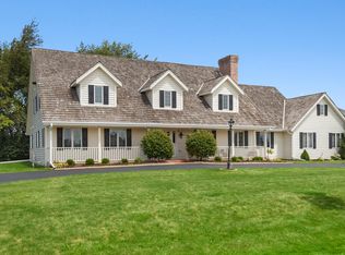 7800 W Knightsbridge Dr, Mequon, WI 53097