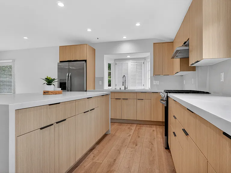 4711 Tyrone Ave — Photo 15