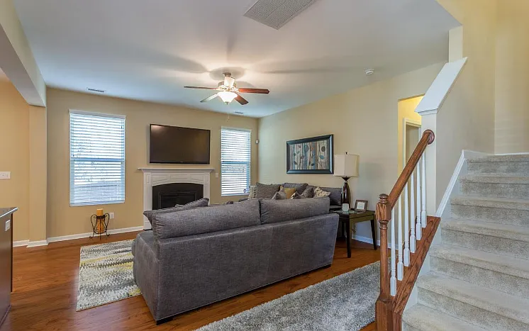 2409 Pear Tree Ln — Photo 2